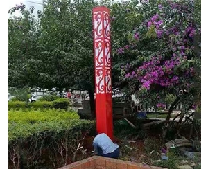 红色柱状景观灯